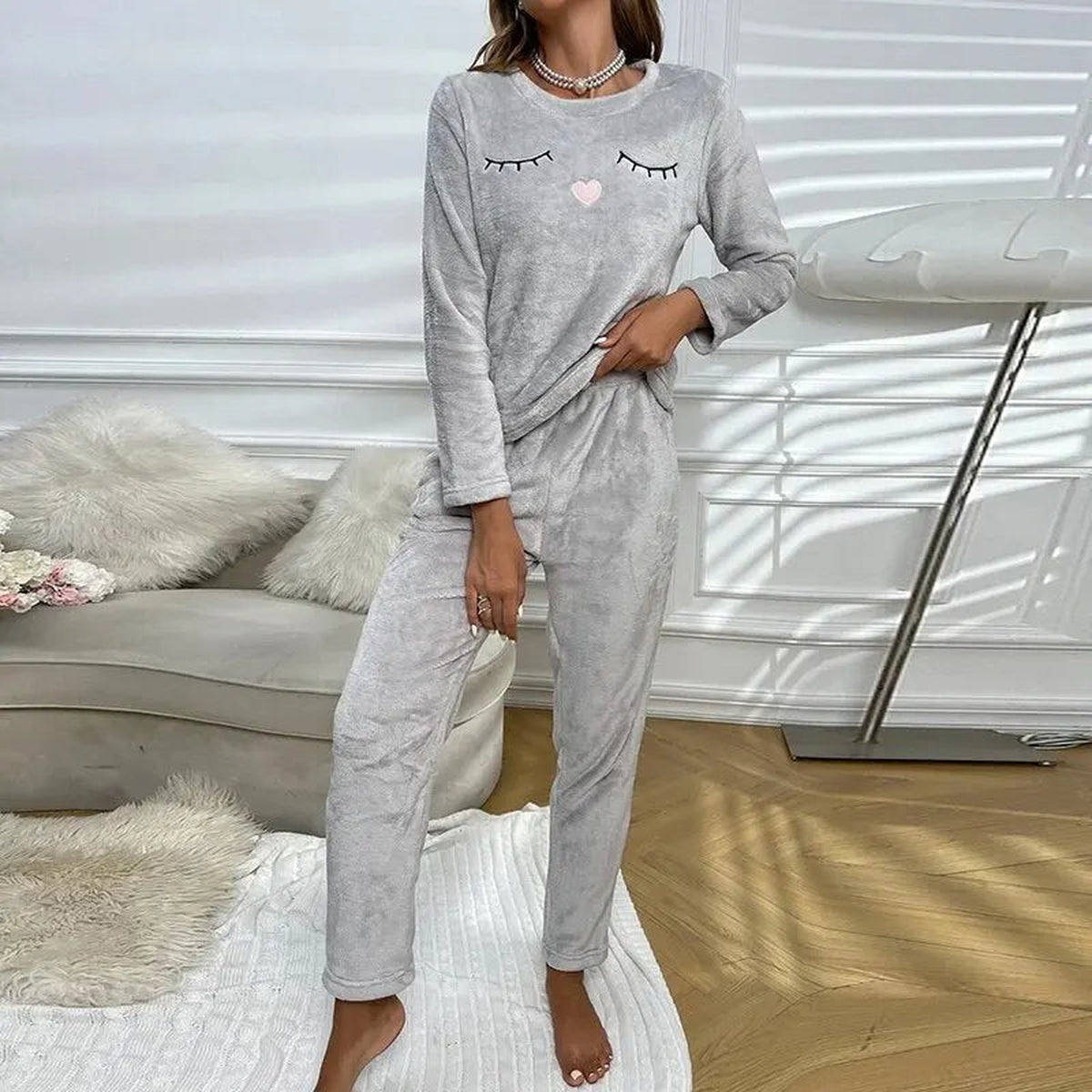 Ensemble pyjama polaire femme deux pièces gris perle vu de face en pied