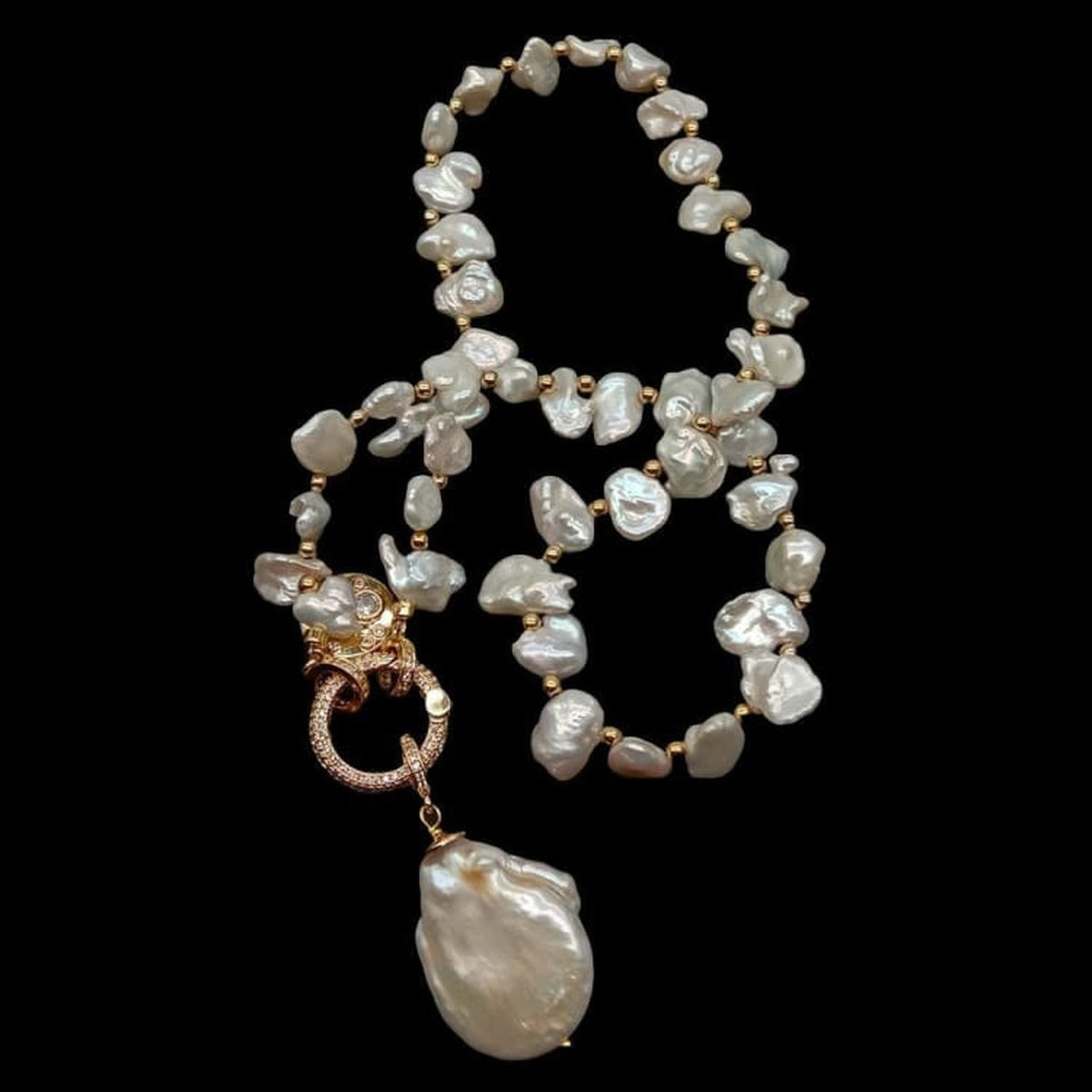 Collier en perles Keshi baroques et pendentif nacré sur fond sombre