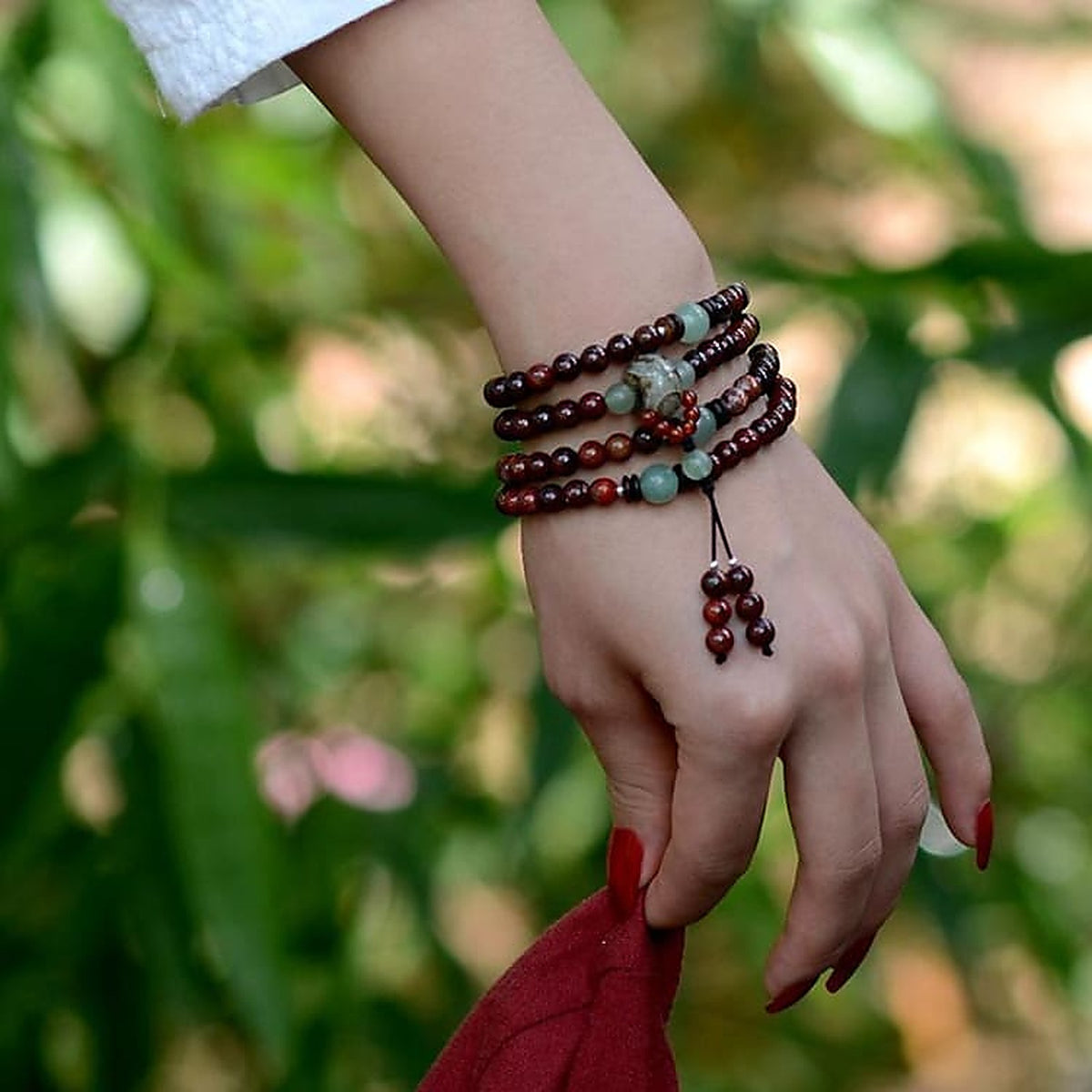 Bracelet Bouddha mala porté en quatre tours au poignet, perles de jaspe bréchique