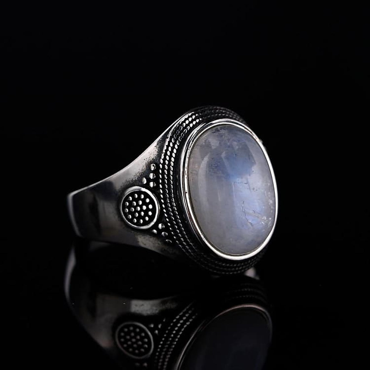 Bague pierre de lune de profil, rosace granulée sur l’épaulement