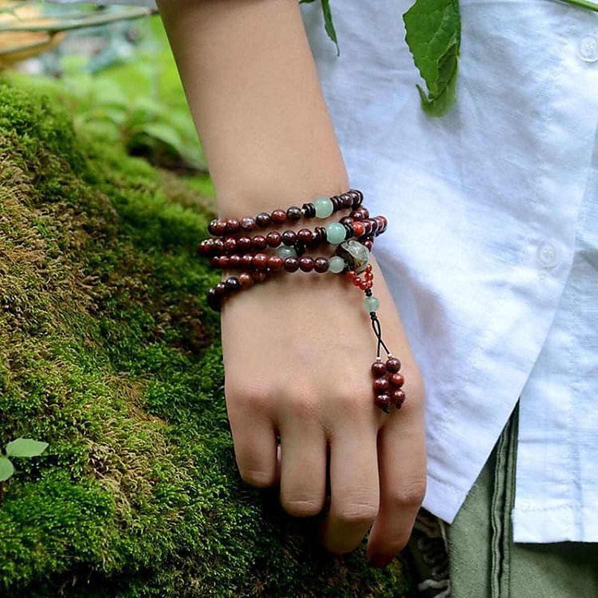 Bracelet Bouddha mala en jaspe bréchique porté au poignet en extérieur