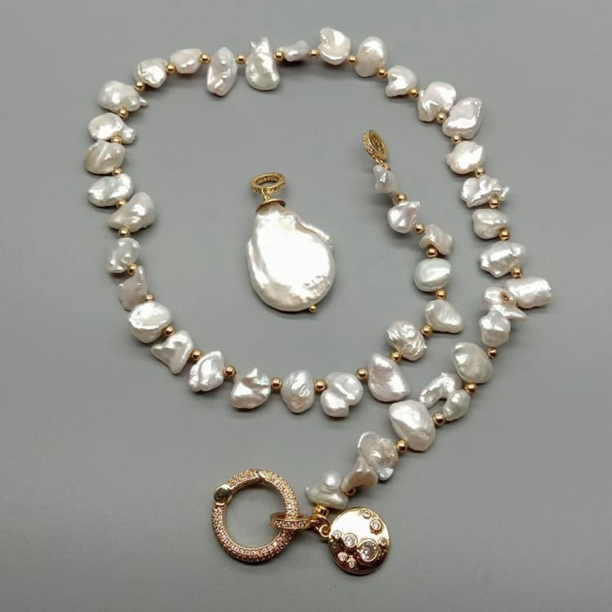 Collier perles Keshi disposé en cercle et pendentif baroque nacré, vue détail