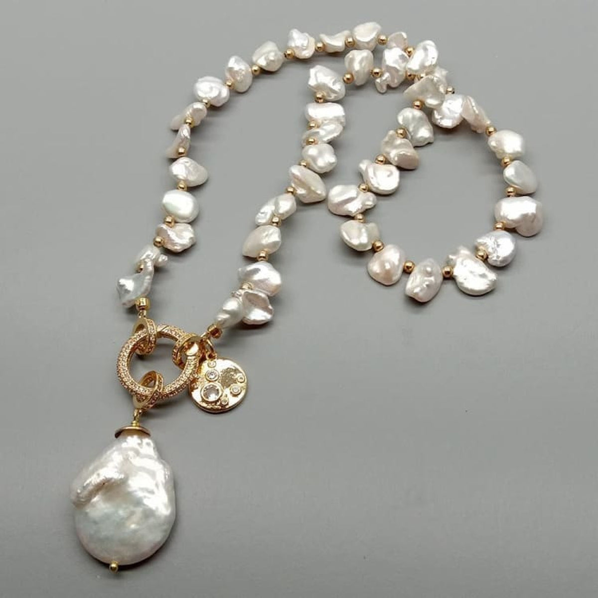 Collier en perles Keshi baroques avec grand pendentif en perle baroque nacrée