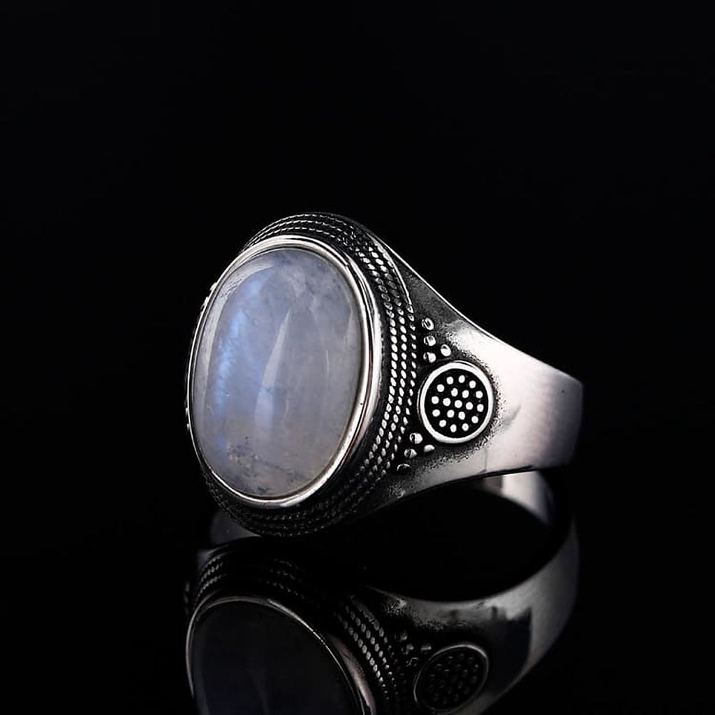 Bague chevalière pierre de lune, détail du grènetis autour du chaton