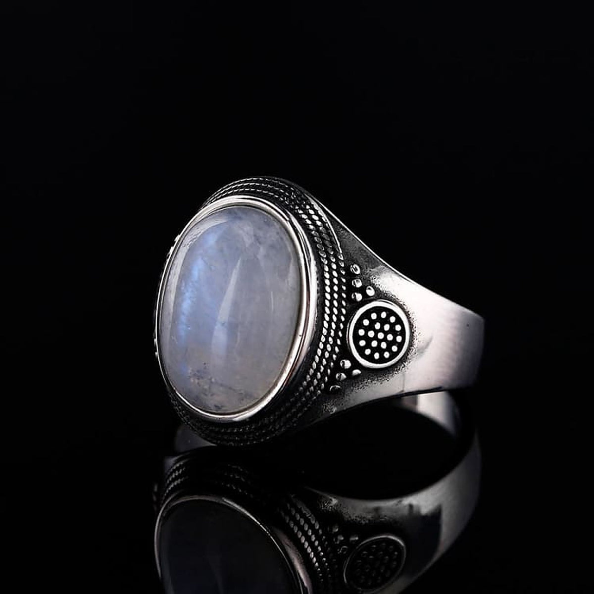 Bague chevalière pierre de lune, détail du grènetis autour du chaton