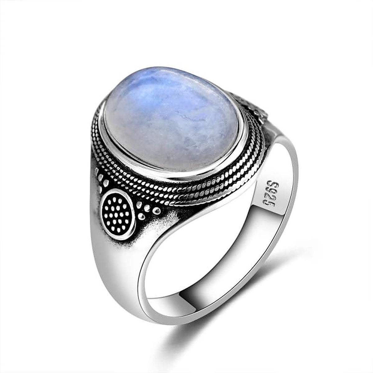 Bague chevalière pierre de lune de trois quarts, cabochon ovale et monture argentée patinée