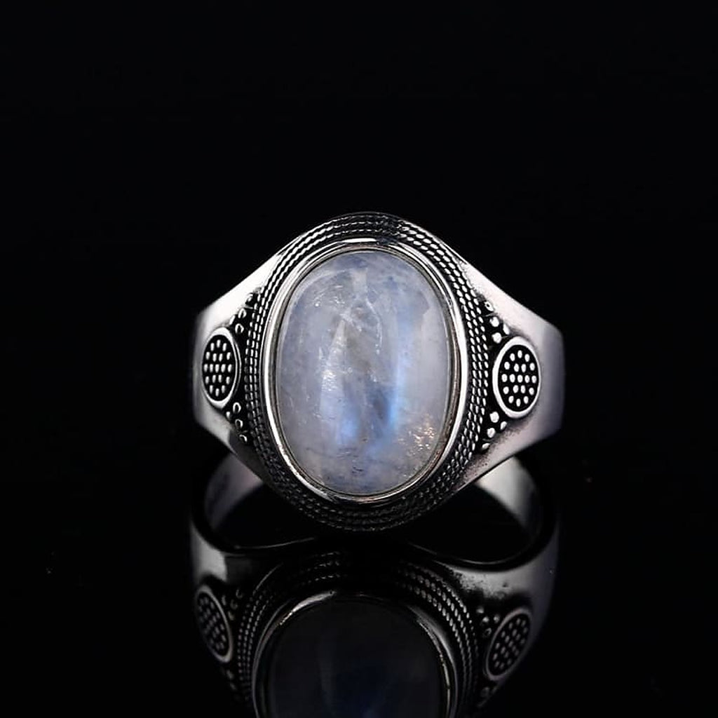 Bague pierre de lune de face, cabochon ovale aux reflets bleutés