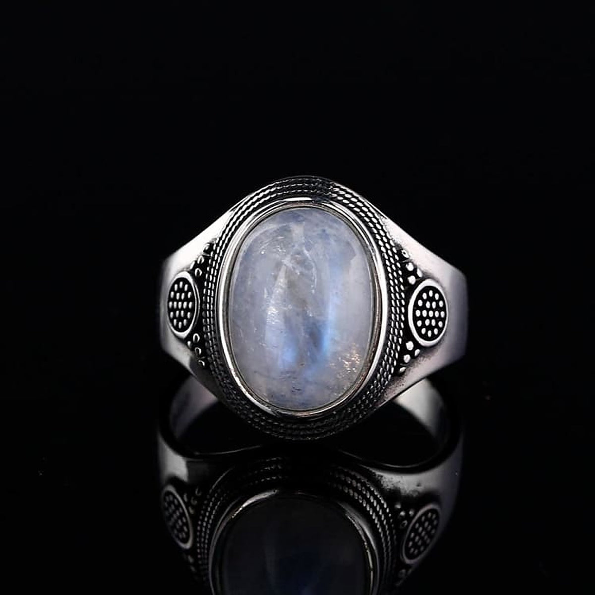 Bague pierre de lune de face, cabochon ovale aux reflets bleutés