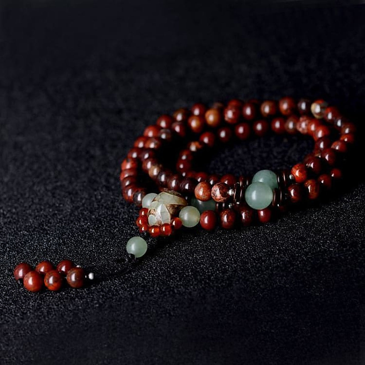 Détail des perles de jaspe bréchique et d'aventurine du bracelet Bouddha mala