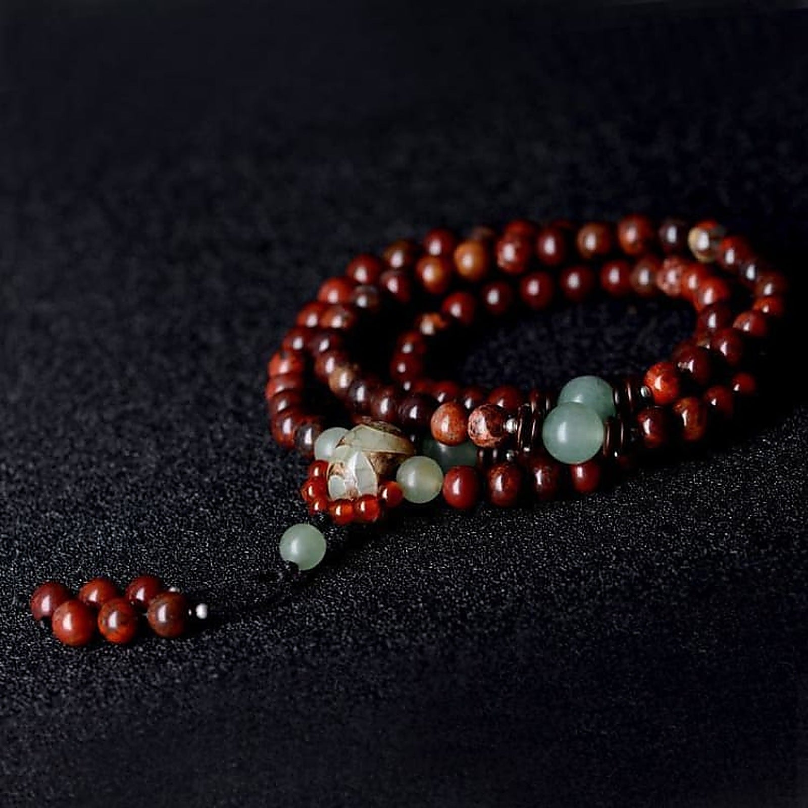 Détail des perles de jaspe bréchique et d'aventurine du bracelet Bouddha mala Image