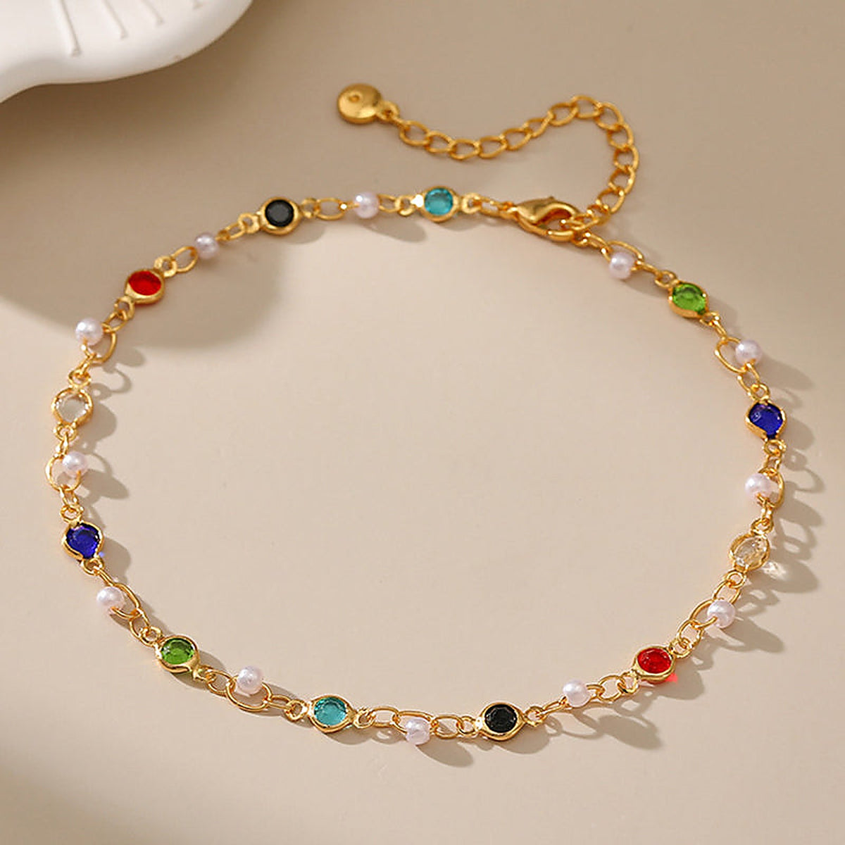 Bracelet de cheville doré à cristaux facettés multicolores et perles nacrées