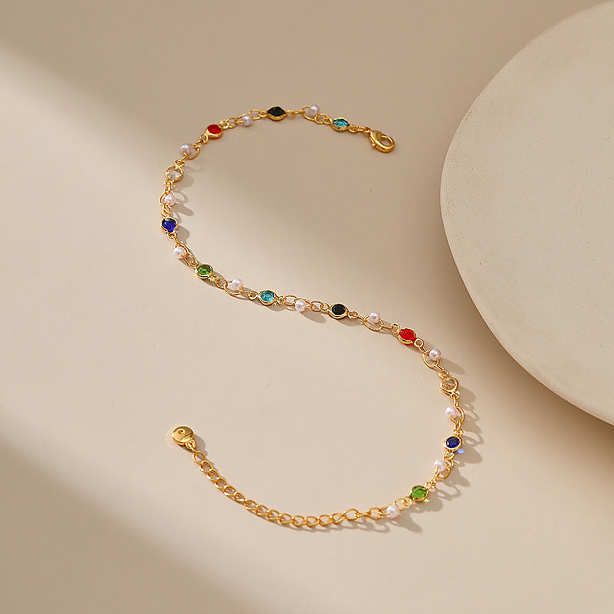 Chaîne de cheville dorée à maillons ovales, cristaux colorés et perles