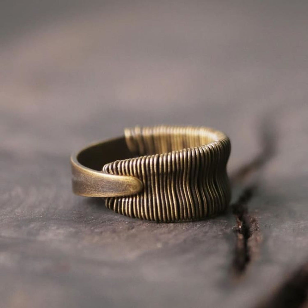Bague en cuivre fil spiralé ajustable, vue détaillée sur fond neutre