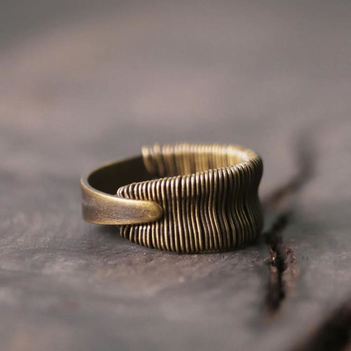 Bague en cuivre fil spiralé ajustable, vue détaillée sur fond neutre