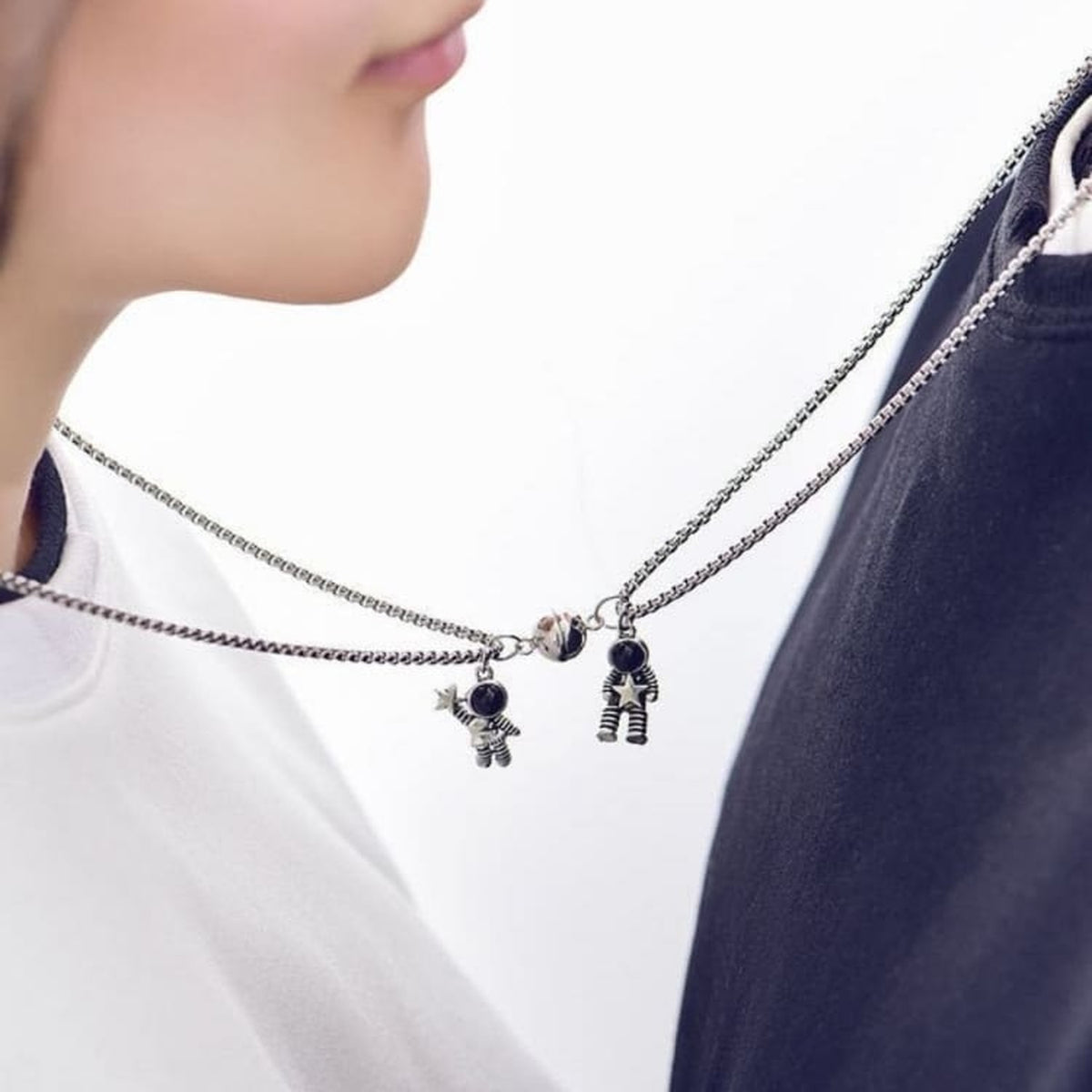 Deux personnes portant les colliers amitié astronautes magnétiques connectés