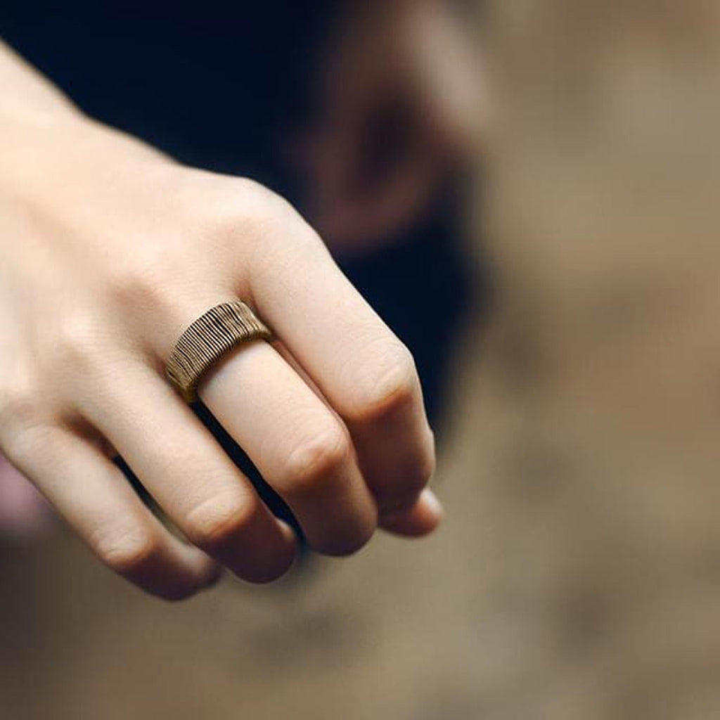 Bague en cuivre fil spiralé, gros plan sur la texture cannelée
