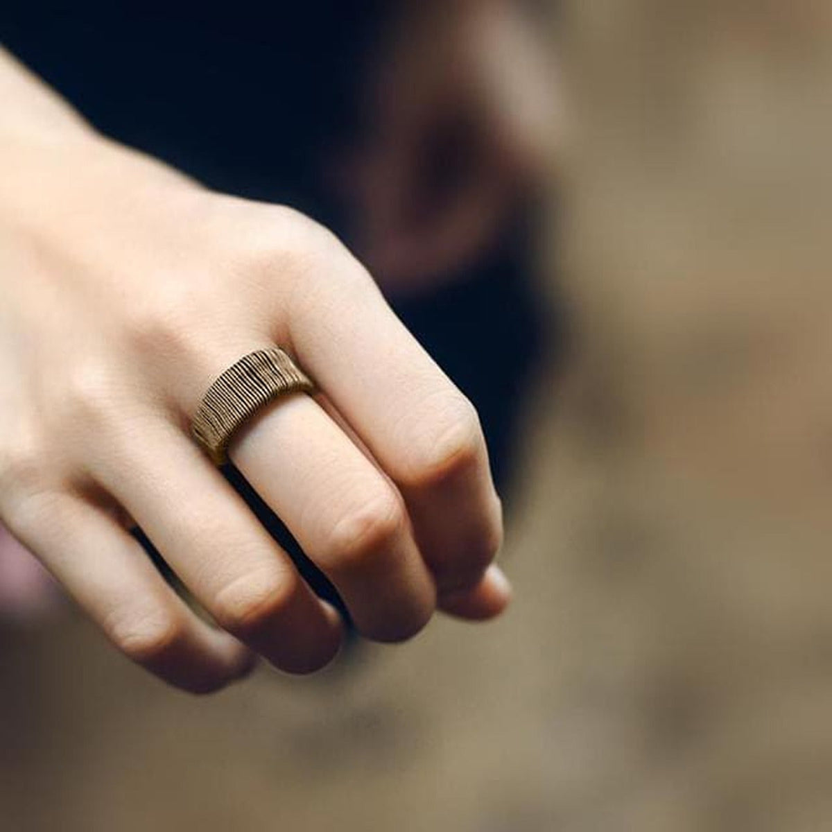 Bague en cuivre fil spiralé, gros plan sur la texture cannelée