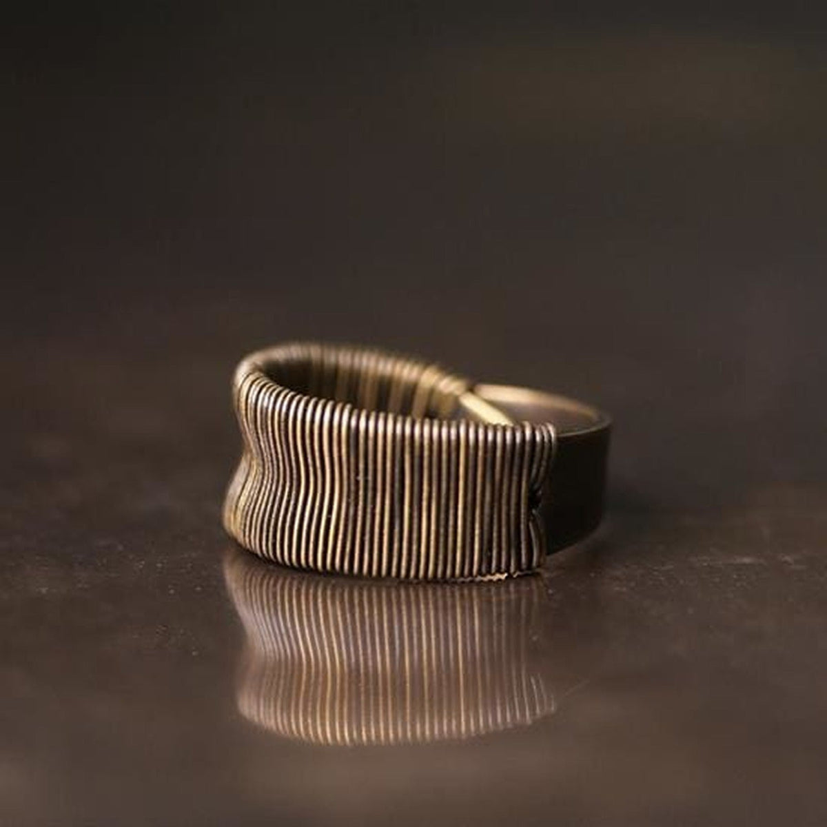 Bague en cuivre fil spiralé ajustable, présentée de profil