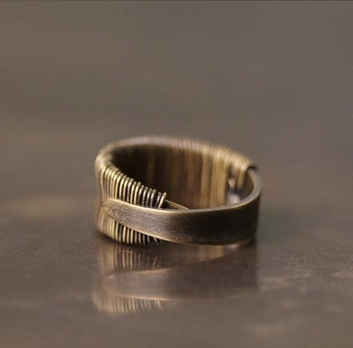 Bague en cuivre fil spiralé, détail du fil enroulé