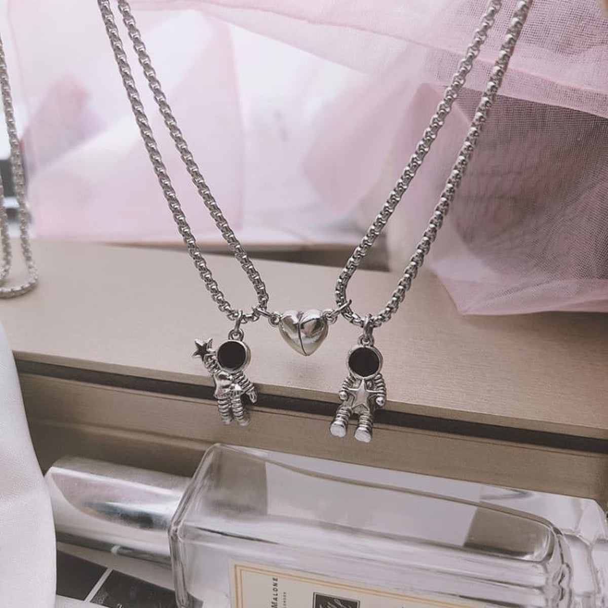 Collier amitié avec pendentif magnétique astronaute sur fond rose