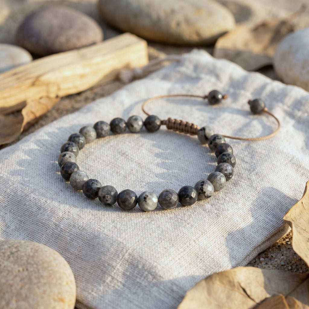 Bracelet en labradorite noire, perles facettées de 6 mm posées sur du lin écru