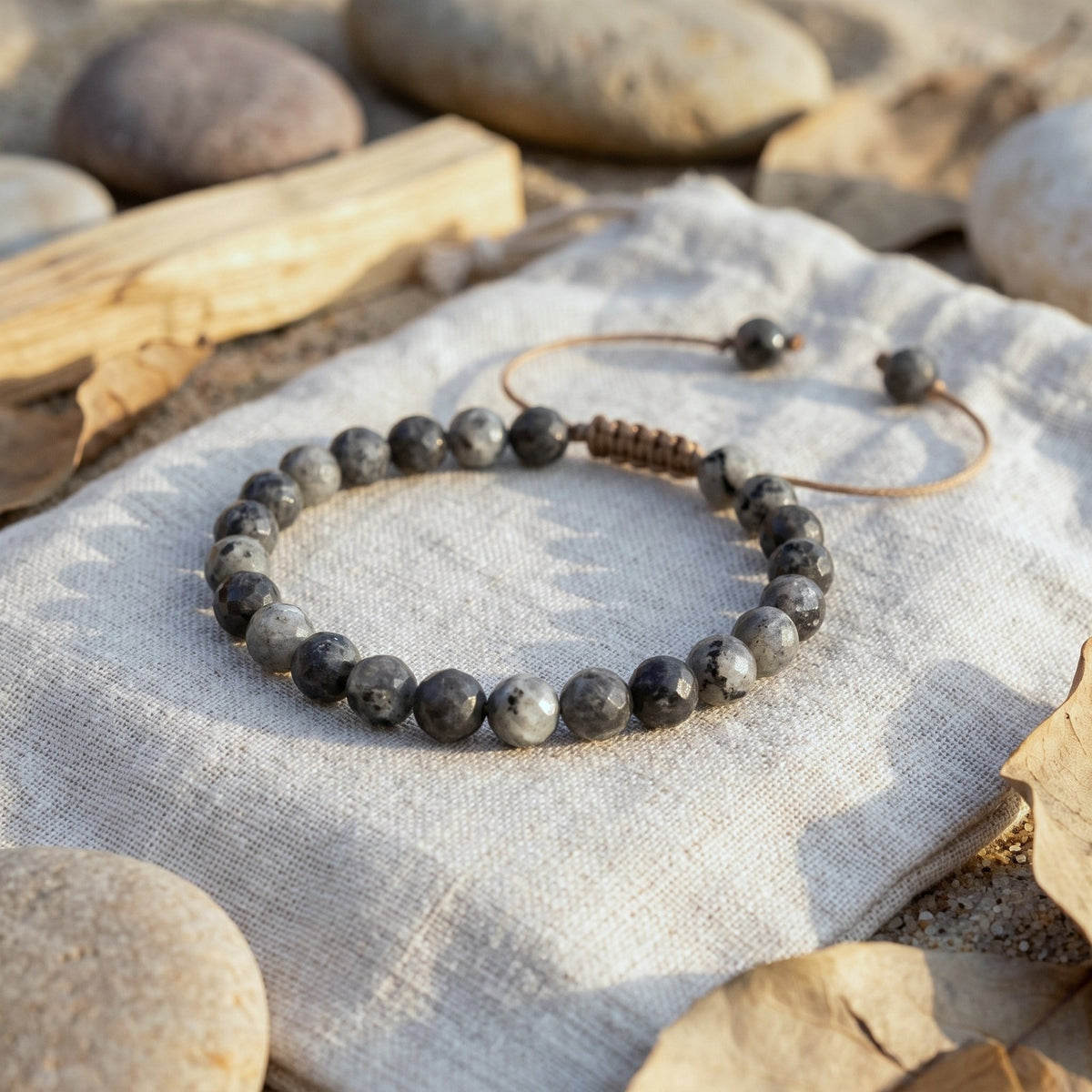 Bracelet en labradorite noire, perles facettées de 6 mm posées sur du lin écru