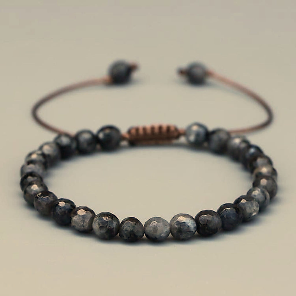 Bracelet en labradorite facettée, vue d'ensemble du nœud macramé réglable