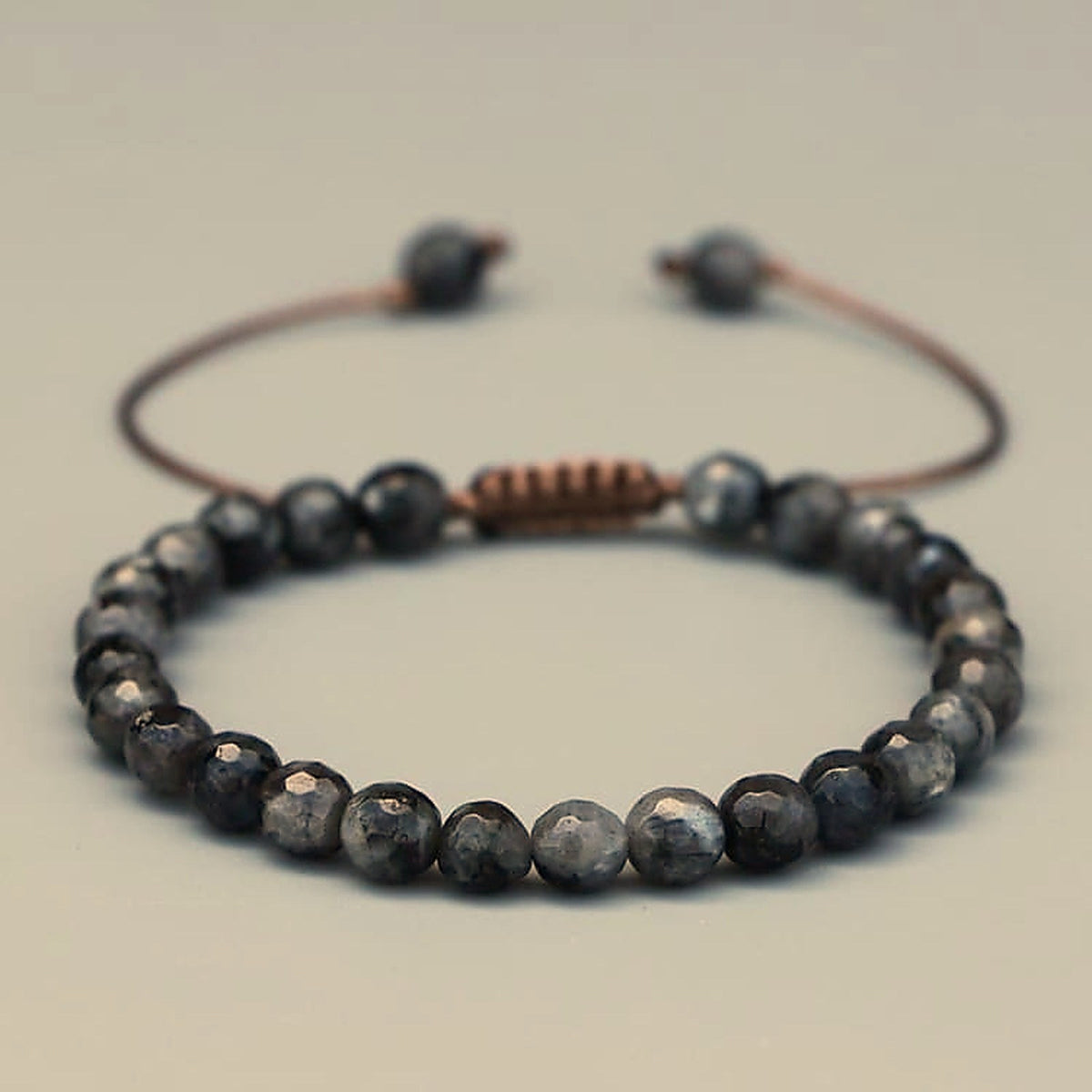Bracelet en labradorite facettée, vue d'ensemble du nœud macramé réglable