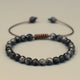 Bracelet en labradorite facettée, vue d'ensemble du nœud macramé réglable
