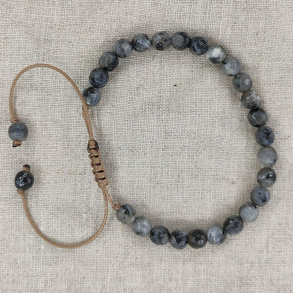 Bracelet en labradorite facettée à plat, cordon coulissant à nœud macramé
