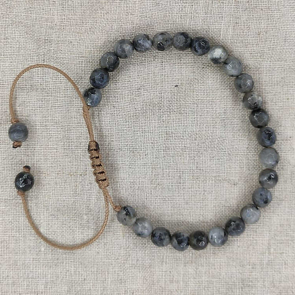 Bracelet en labradorite facettée à plat, cordon coulissant à nœud macramé