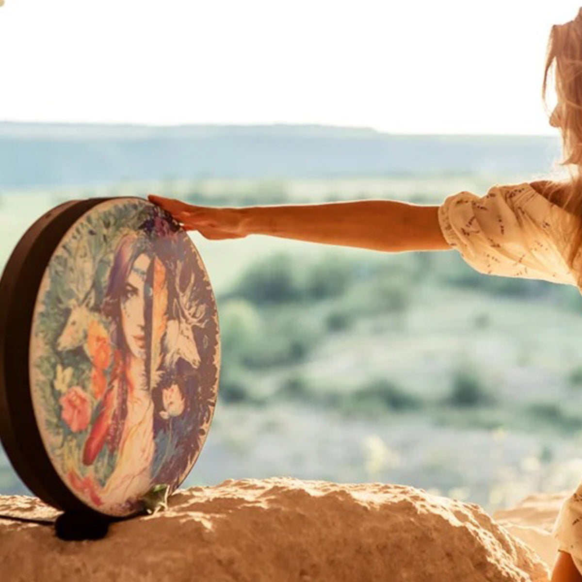 Tambour Chamanique avec une femme et la nature