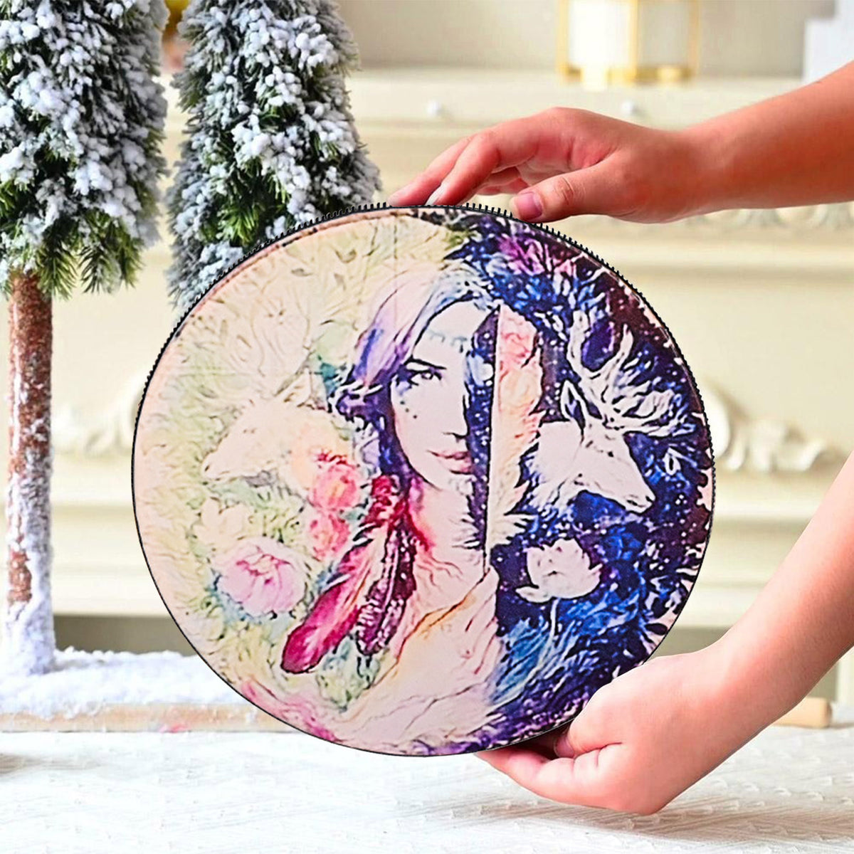 Tambour chamanique de méditation au décor femme et nature, visage féminin entre jour et nuit Image