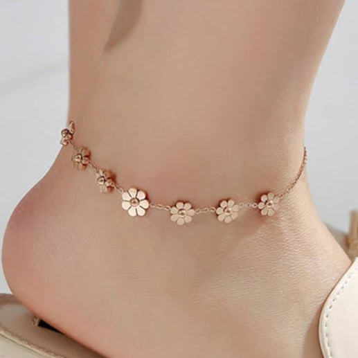 Bracelet de cheville marguerite or rose porté sur une cheville Image