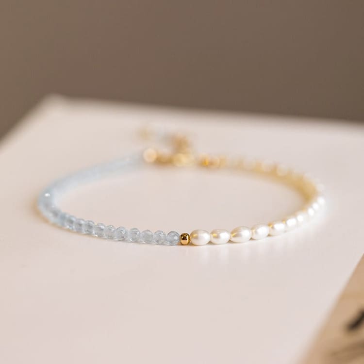 Bracelet fin en perles et aigue marine