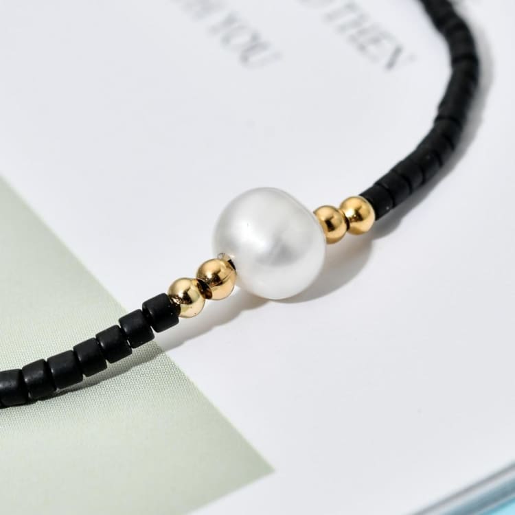 Bracelet fin en perles naturelles