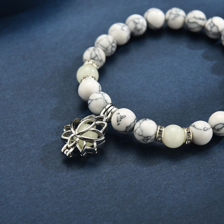 Bracelet luminescent en Howlite ’ la fleur de lotus illuminé’
