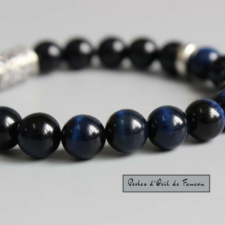 Détail du tube en argent tibétain gravé du mantra, entre deux perles bleu nuit
