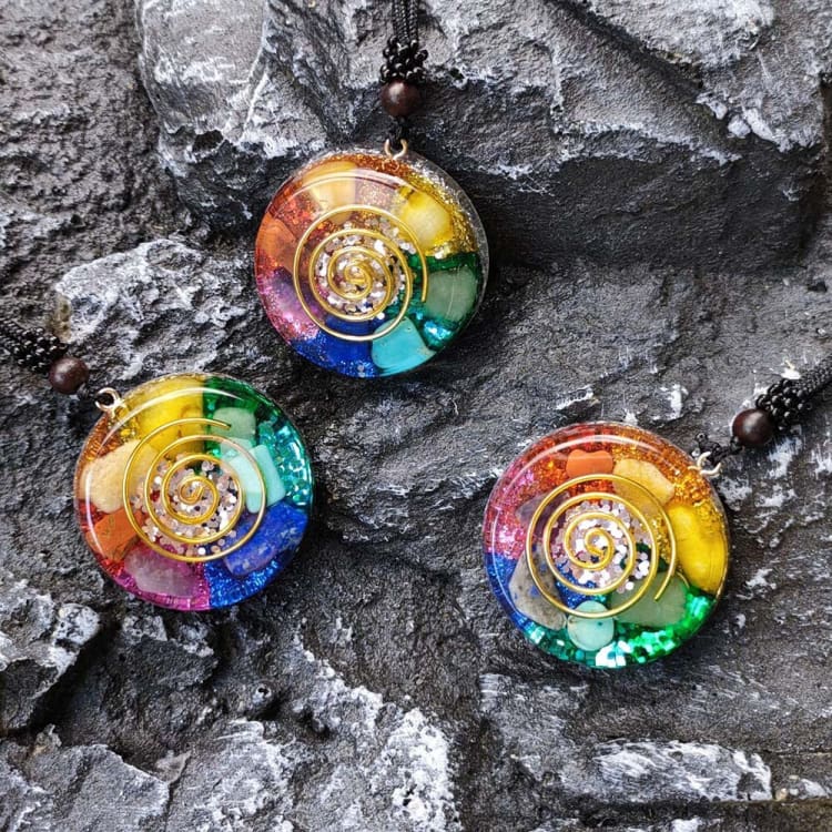 Collier avec pendentif aux couleurs des 7 chakras en forme d’escargot - Collier Image