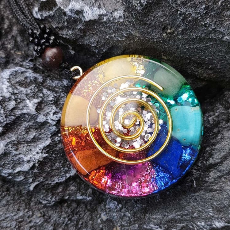 Collier avec pendentif aux couleurs des 7 chakras en forme d’escargot - Collier Image