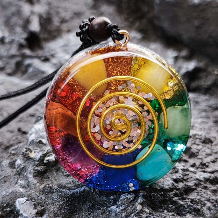 Collier avec pendentif aux couleurs des 7 chakras en forme d’escargot - Collier