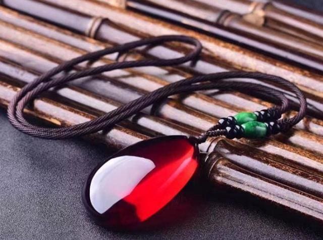 Collier avec amulette en ambre de la baltique - Foncé