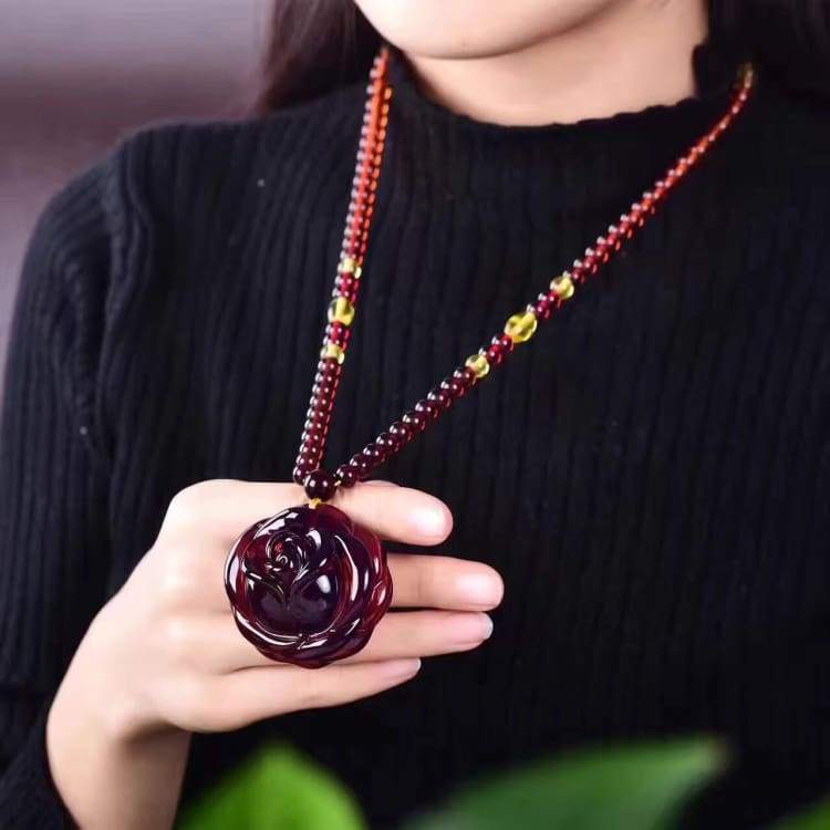 Collier en ambre ’ la rose éternelle ’