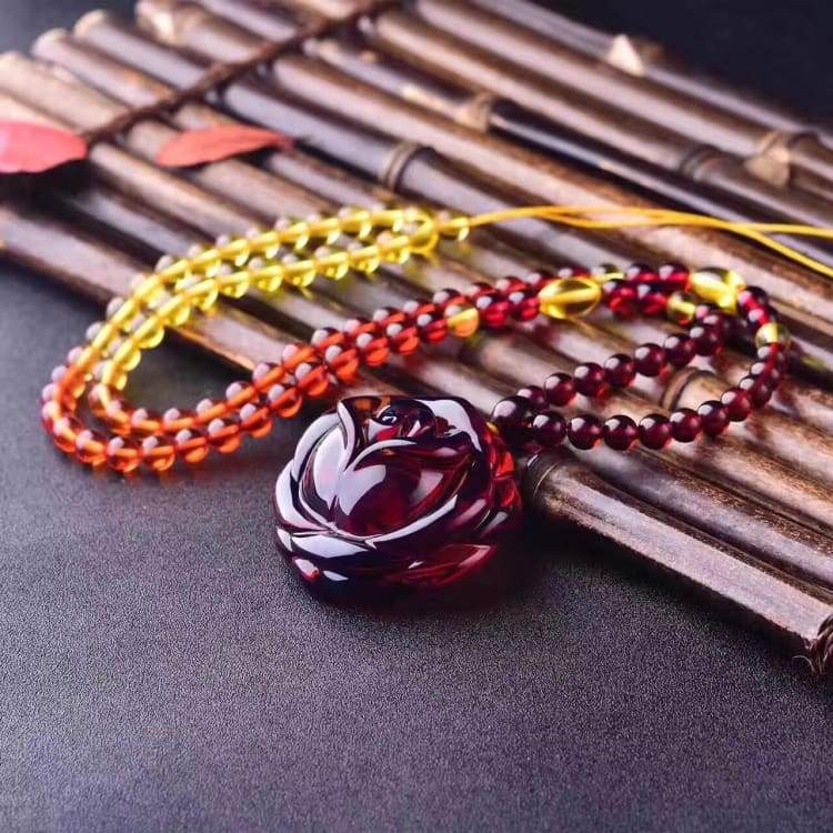 Collier en ambre ’ la rose éternelle ’