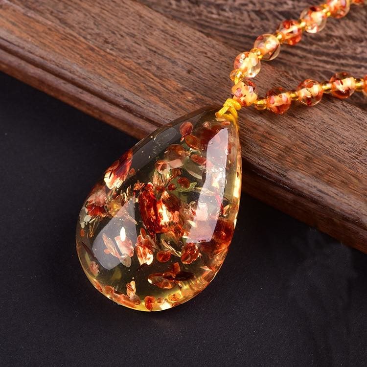 Collier en ambre ’ le piège éternel ’