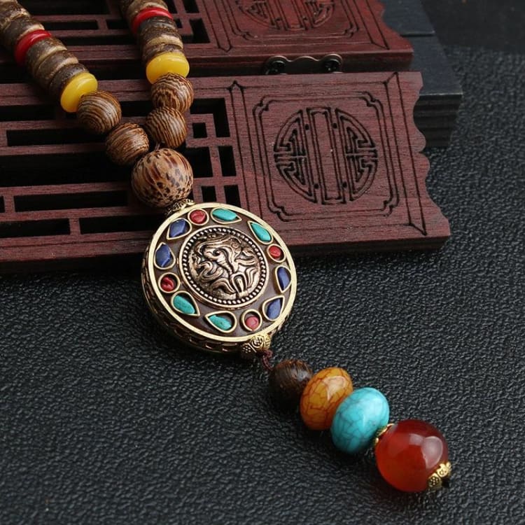 Collier mala tibétain bois de santal, détail médaillon serti turquoise Image