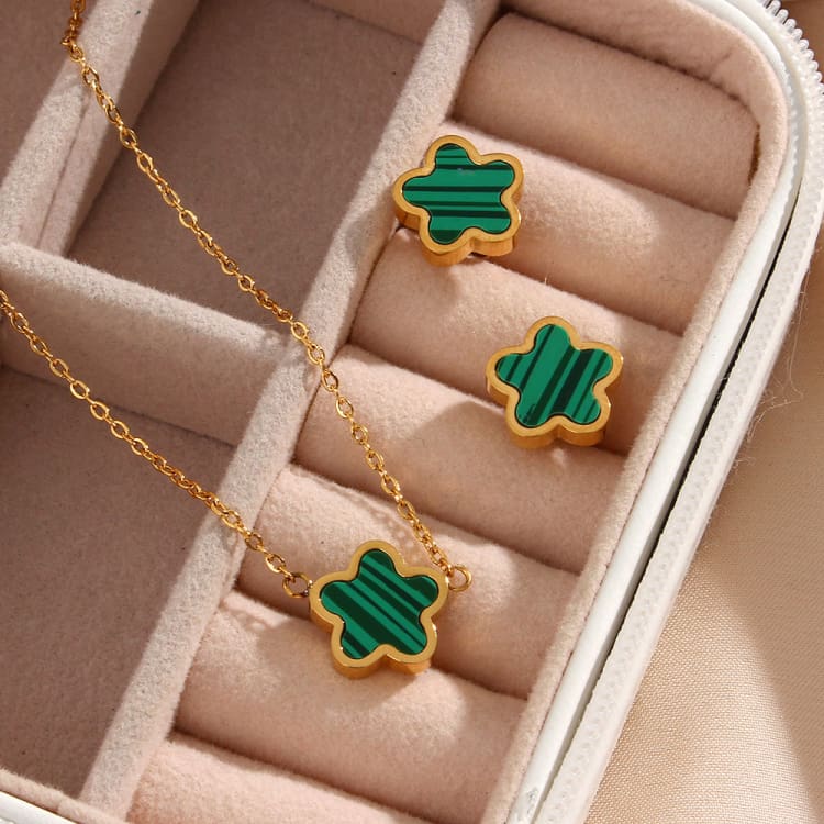 Collier pendentif trèfle à quatre feuille