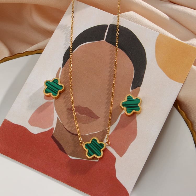 Collier pendentif trèfle à quatre feuille