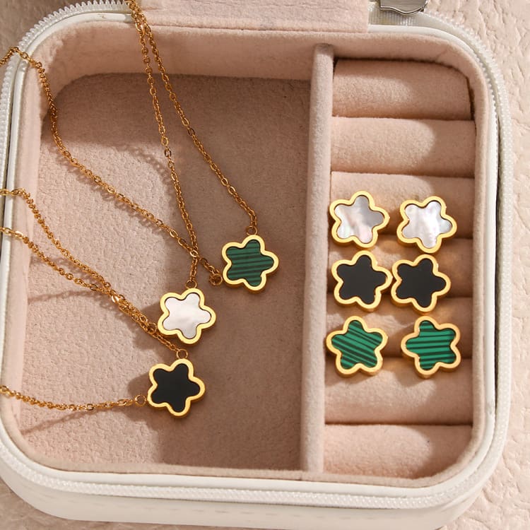 Collier pendentif trèfle à quatre feuille