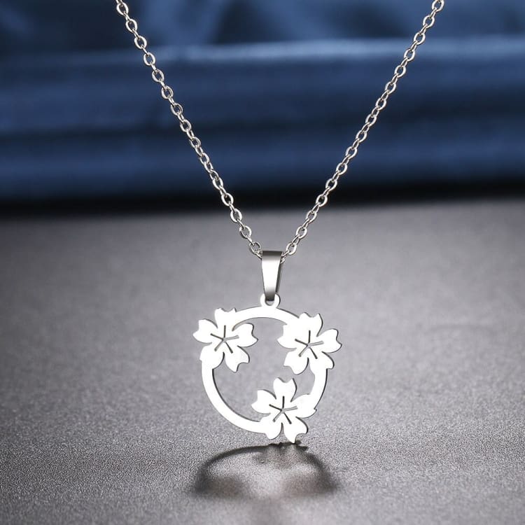 Collier ’Renouveau’ orné de Fleurs du cerisier